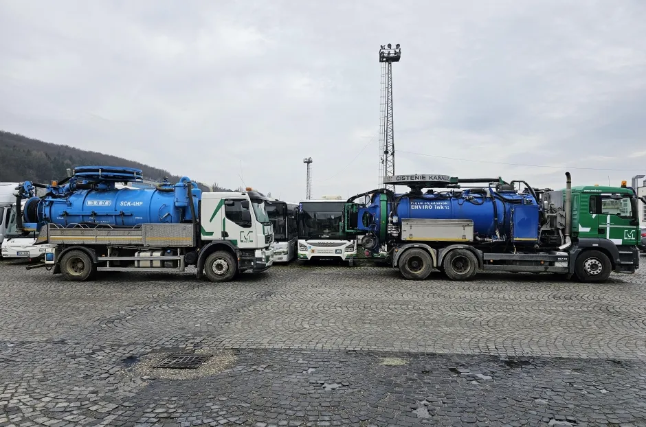 Sací a tlakové cisterny Medřa, MAN Kaiser a Volvo, na parkovišti